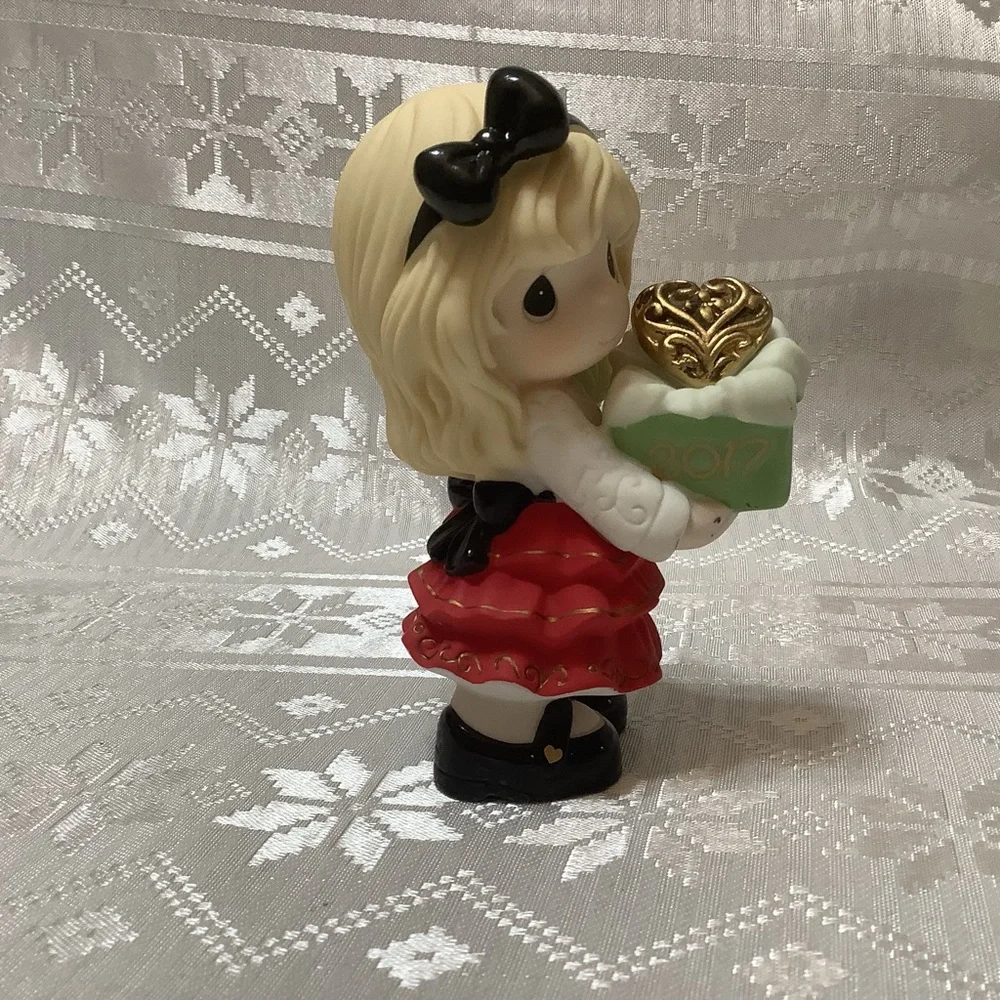 Precious Moments Figurine #171001 Share The Gift Of Love 2016 Porcelain - Picture 11 of 11